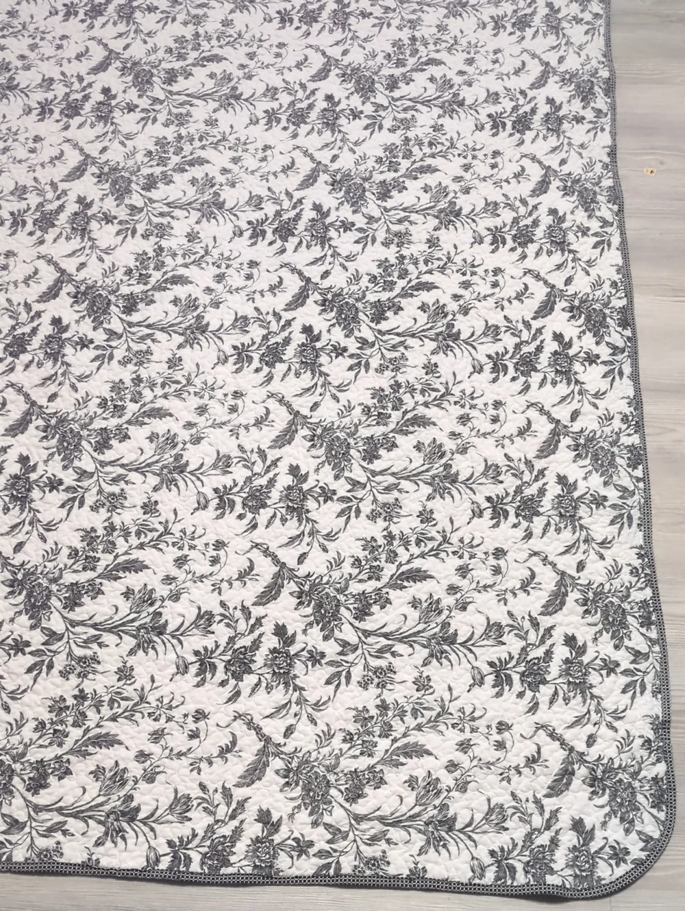 Laura Ashley Queen Quilt 90x90 Black White Floral Toile Cotton Reversible Beddin